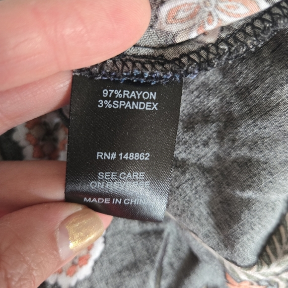 Torrid black and floral stretch waist with tie flutter sleeves sz 1X - Picture 5 of 5